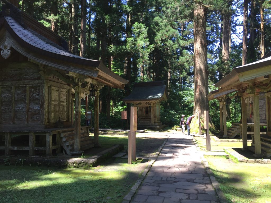 羽黒山　登山道　神社