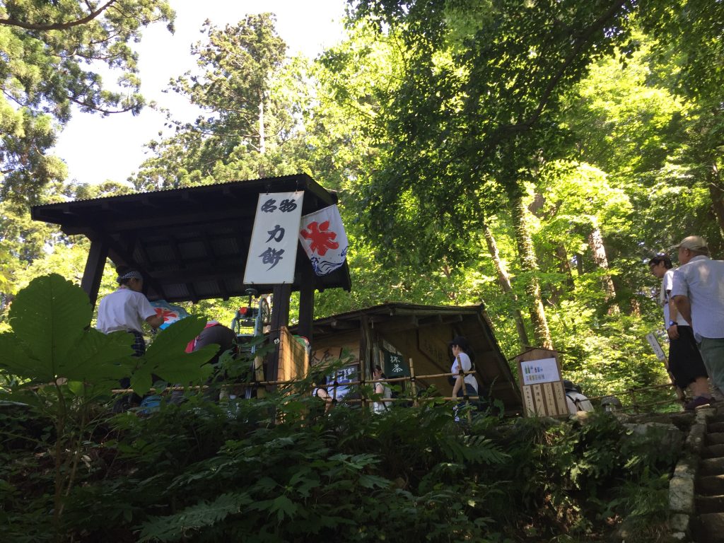 羽黒山　登山道　二の坂茶屋