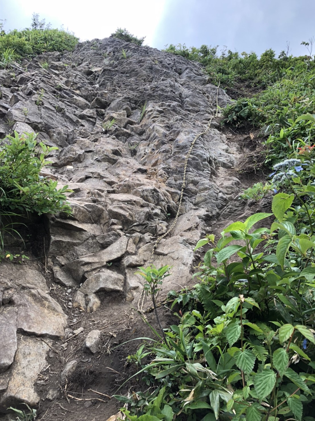 山形神室岳　山形百名山　ハマグリ山　岩場