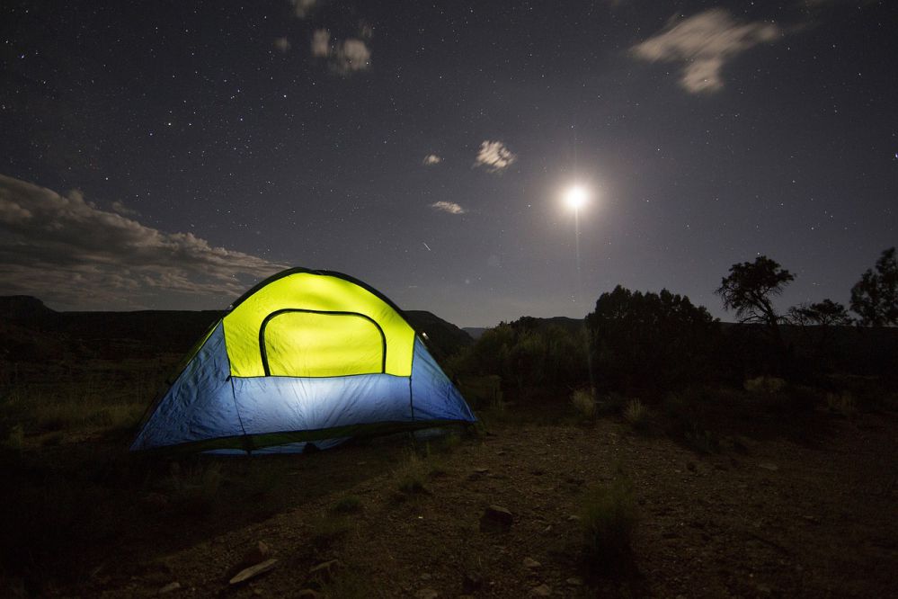 ランタンはキャンプの夜の必需品。LEDとオイルのどっちがいいか？正直、最近はLEDのが良いと思う