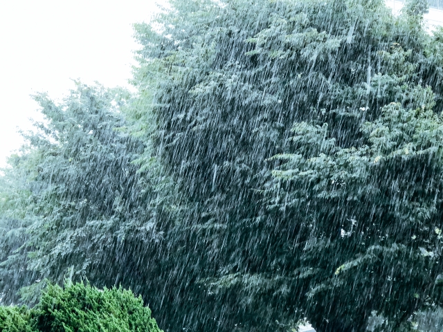 キャンプ中にゲリラ豪雨になった時の対策！準備をしっかりしていこう！